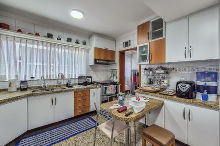 Casa à venda com 289m², 4 quartos e 5 vagas Casa à venda com 289m², 4 quartos e 5 vagasCozinha
