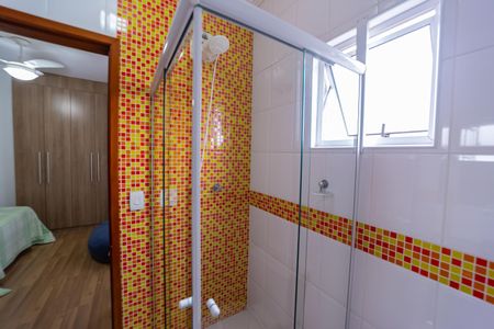 Casa à venda com 350m², 4 quartos e 6 vagasBanheiro Suíte 2