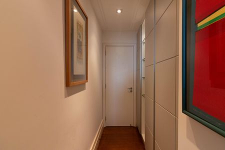 Apartamento à venda com 275m², 4 quartos e 4 vagasCorredor de Serviço