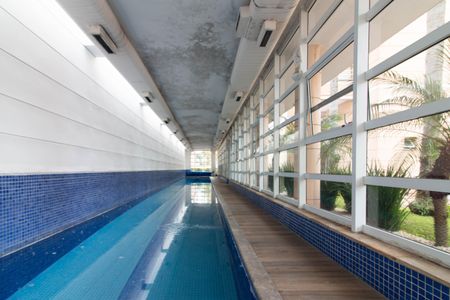 Apartamento à venda com 275m², 4 quartos e 4 vagasÁrea comum - Piscina coberta