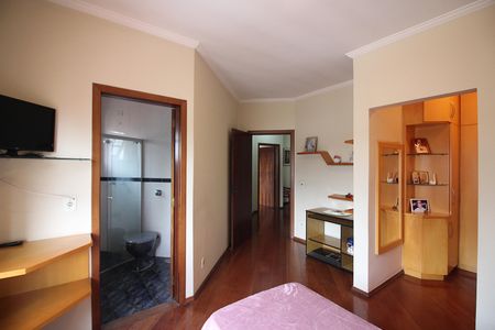 Casa à venda com 362m², 3 quartos e 3 vagasSuíte 2