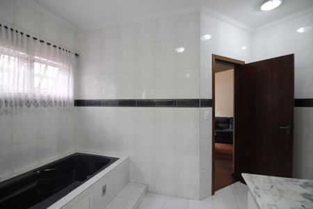 Casa à venda com 362m², 3 quartos e 3 vagasBanheiro da Suíte 1