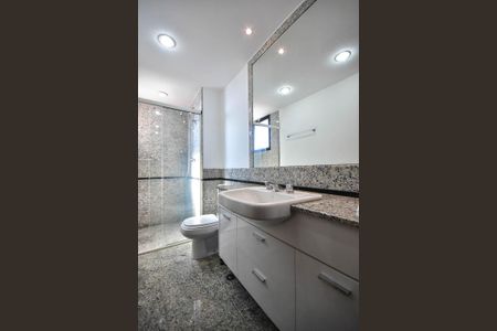 Apartamento à venda com 228m², 4 quartos e 4 vagasBanheiro Suíte 2