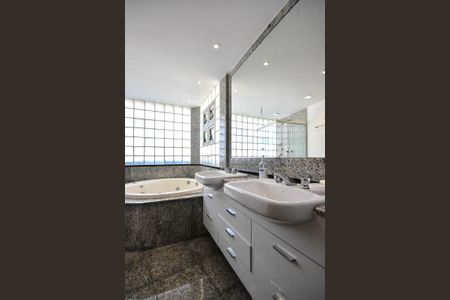 Apartamento à venda com 228m², 4 quartos e 4 vagasBanheiro Suíte 4