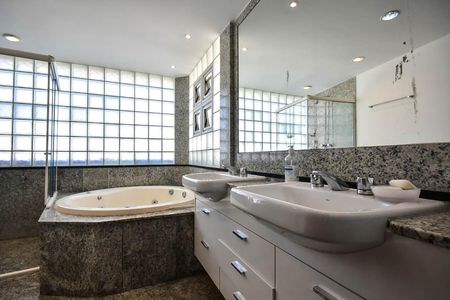 Apartamento à venda com 228m², 4 quartos e 4 vagasBanheiro Suíte 4
