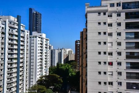 Apartamento à venda com 228m², 4 quartos e 4 vagasVista da Suíte 1