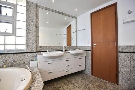 Apartamento à venda com 228m², 4 quartos e 4 vagasBanheiro Suíte 4
