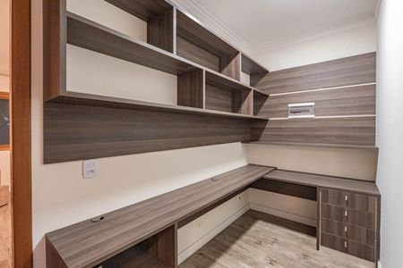 Casa à venda com 225m², 3 quartos e 4 vagasCorredor escritorio