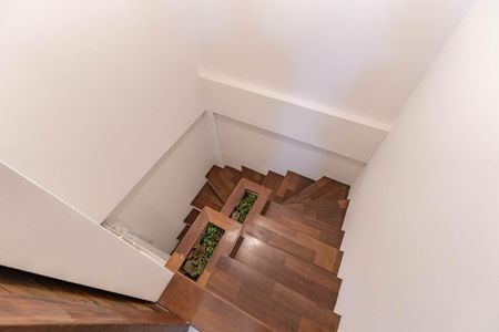 Casa à venda com 225m², 3 quartos e 4 vagasEscadas