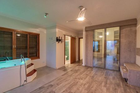 Casa à venda com 225m², 3 quartos e 4 vagasSuite