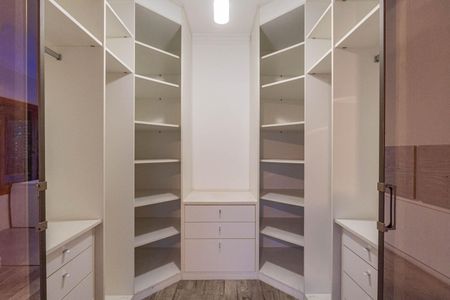 Casa à venda com 225m², 3 quartos e 4 vagasSuite