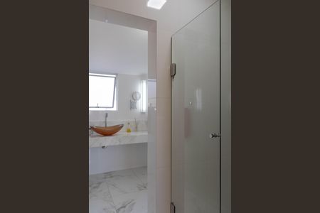 Apartamento à venda com 287m², 4 quartos e 3 vagasBanheiro da Suíte 2