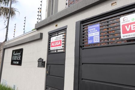 Casa de condomínio à venda com 84m², 2 quartos e 1 vagaFachada do condomínio e placa