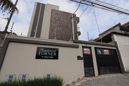 Casa de condomínio à venda com 84m², 2 quartos e 1 vagaFachada do condomínio e placa