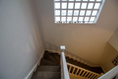 Casa à venda com 192m², 3 quartos e 2 vagas Casa à venda com 192m², 3 quartos e 2 vagasEscada