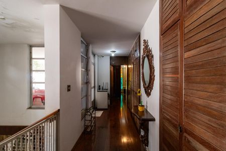 Casa à venda com 436m², 4 quartos e 4 vagas Casa à venda com 436m², 4 quartos e 4 vagasCorredor