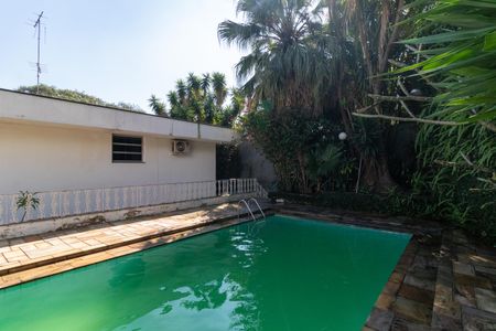 Casa à venda com 436m², 4 quartos e 4 vagas Casa à venda com 436m², 4 quartos e 4 vagasÁrea comum - Piscina