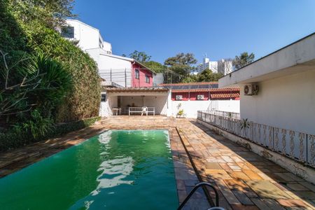 Casa à venda com 436m², 4 quartos e 4 vagas Casa à venda com 436m², 4 quartos e 4 vagasÁrea comum - Piscina