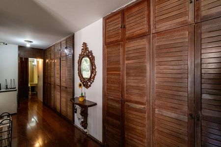 Casa à venda com 436m², 4 quartos e 4 vagas Casa à venda com 436m², 4 quartos e 4 vagasCorredor