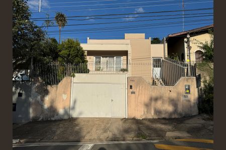 Casa à venda com 119m², 3 quartos e 4 vagas Casa à venda com 119m², 3 quartos e 4 vagasFachada