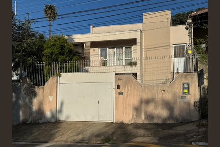 Casa à venda com 119m², 3 quartos e 4 vagas Casa à venda com 119m², 3 quartos e 4 vagasFachada