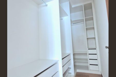 Casa de condomínio à venda com 350m², 4 quartos e 2 vagas Casa de condomínio à venda com 350m², 4 quartos e 2 vagasCloset da Suíte