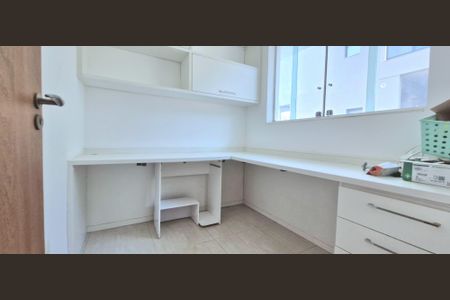 Casa de condomínio à venda com 350m², 4 quartos e 2 vagas Casa de condomínio à venda com 350m², 4 quartos e 2 vagasQuarto/Escritório