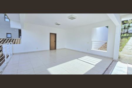 Casa de condomínio à venda com 350m², 4 quartos e 2 vagas Casa de condomínio à venda com 350m², 4 quartos e 2 vagasÁrea Externa