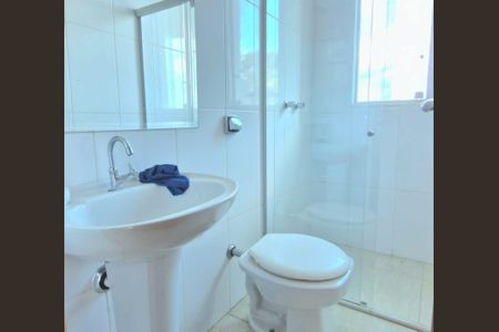 Casa de condomínio à venda com 350m², 4 quartos e 2 vagas Casa de condomínio à venda com 350m², 4 quartos e 2 vagasBanheiro Social 2