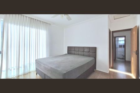 Casa de condomínio à venda com 350m², 4 quartos e 2 vagas Casa de condomínio à venda com 350m², 4 quartos e 2 vagasSuíte