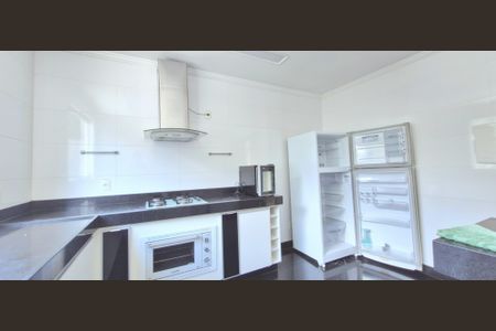 Casa de condomínio à venda com 350m², 4 quartos e 2 vagas Casa de condomínio à venda com 350m², 4 quartos e 2 vagasCozinha