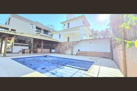 Casa de condomínio à venda com 350m², 4 quartos e 2 vagas Casa de condomínio à venda com 350m², 4 quartos e 2 vagasPiscina