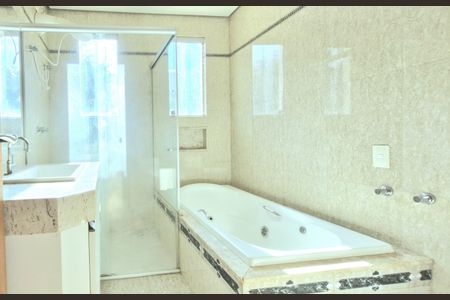 Casa de condomínio à venda com 350m², 4 quartos e 2 vagas Casa de condomínio à venda com 350m², 4 quartos e 2 vagasBanheiro da Suíte