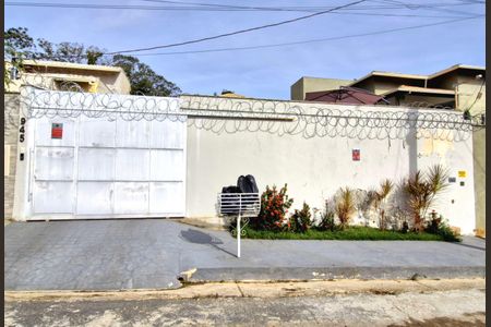 Casa à venda com 170m², 3 quartos e 4 vagasFachada