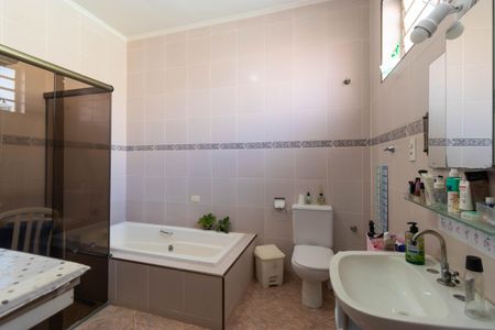 Casa à venda com 270m², 5 quartos e 4 vagasBanheiro da Suíte 01