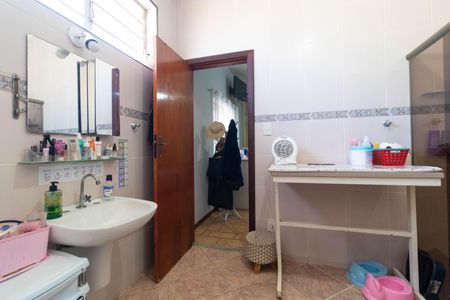 Casa à venda com 270m², 5 quartos e 4 vagasBanheiro da Suíte 01