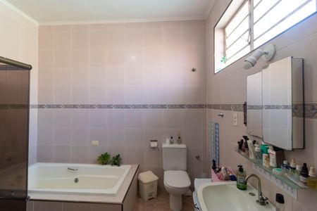 Casa à venda com 270m², 5 quartos e 4 vagasBanheiro da Suíte 01