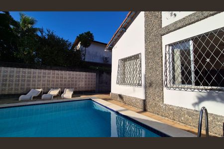 Casa à venda com 400m², 4 quartos e 5 vagas Casa à venda com 400m², 4 quartos e 5 vagasPiscina