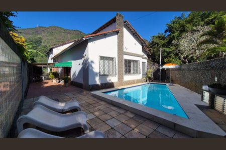 Casa à venda com 400m², 4 quartos e 5 vagas Casa à venda com 400m², 4 quartos e 5 vagasPiscina
