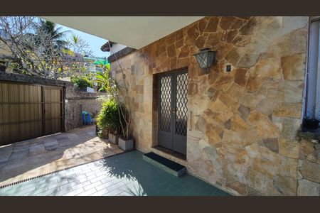 Casa à venda com 400m², 4 quartos e 5 vagas Casa à venda com 400m², 4 quartos e 5 vagasEntrada