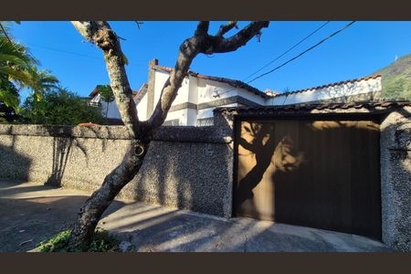 Casa à venda com 400m², 4 quartos e 5 vagas Casa à venda com 400m², 4 quartos e 5 vagasFachada