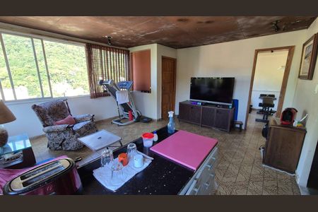 Casa à venda com 400m², 4 quartos e 5 vagas Casa à venda com 400m², 4 quartos e 5 vagasLoft