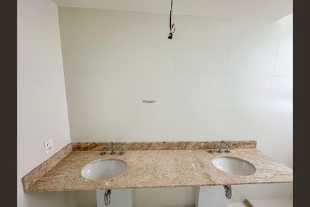 Apartamento à venda com 180m², 3 quartos e 1 vaga Apartamento à venda com 180m², 3 quartos e 1 vagaBanheiro da Suíte 1