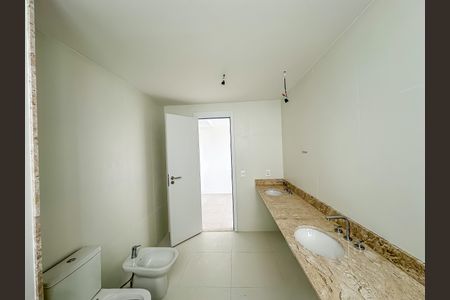 Apartamento à venda com 180m², 3 quartos e 1 vaga Apartamento à venda com 180m², 3 quartos e 1 vagaBanheiro da Suíte 1