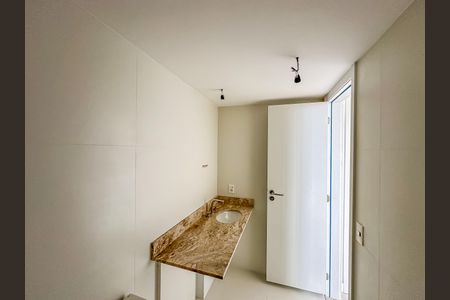 Apartamento à venda com 180m², 3 quartos e 1 vaga Apartamento à venda com 180m², 3 quartos e 1 vagaBanheiro da Suíte 2