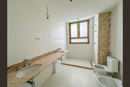 Apartamento à venda com 180m², 3 quartos e 1 vaga Apartamento à venda com 180m², 3 quartos e 1 vagaBanheiro da Suíte 1