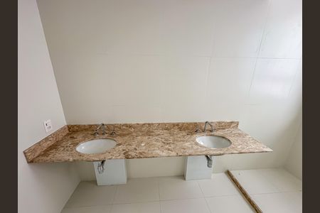 Apartamento à venda com 180m², 3 quartos e 1 vaga Apartamento à venda com 180m², 3 quartos e 1 vagaBanheiro da Suíte 1
