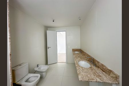 Apartamento à venda com 180m², 3 quartos e 1 vaga Apartamento à venda com 180m², 3 quartos e 1 vagaBanheiro da Suíte 1