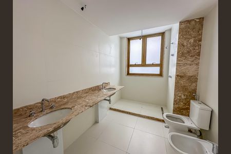 Apartamento à venda com 180m², 3 quartos e 1 vaga Apartamento à venda com 180m², 3 quartos e 1 vagaBanheiro da Suíte 1