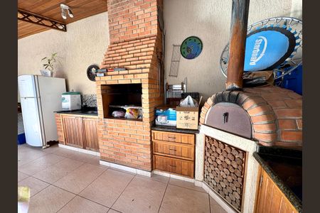 Casa à venda com 180m², 3 quartos e 2 vagas Casa à venda com 180m², 3 quartos e 2 vagasQuintal com Churrasqueira e Piscina